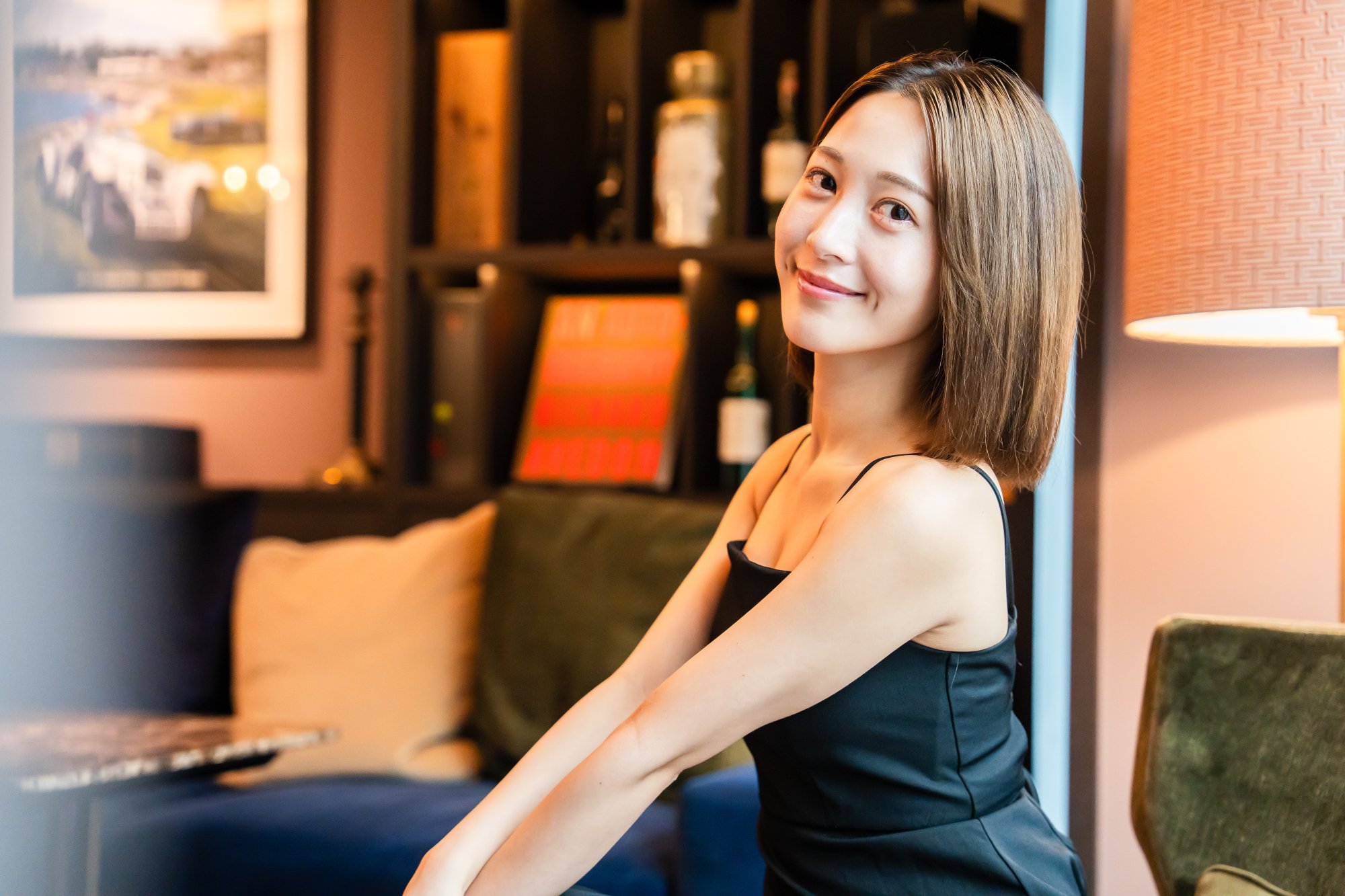 ラウンジでくつろぐ女性